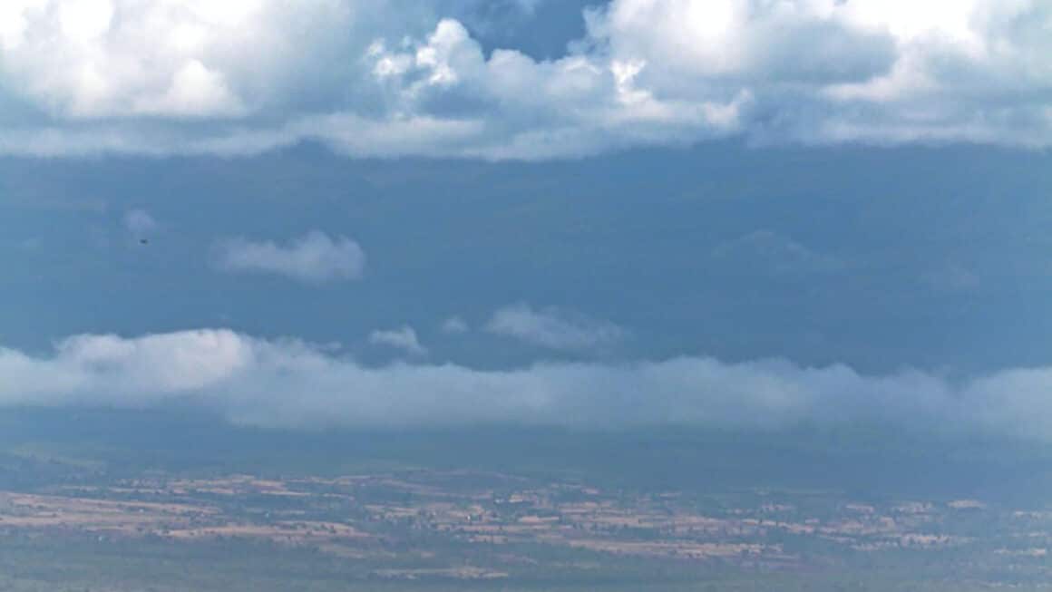 Vue sur le kilimandjaro avec un éléphant en premier plan