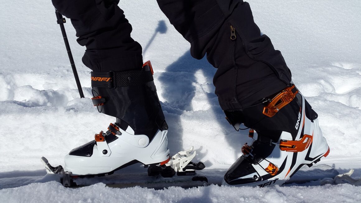 Des chaussures de ski de randonnée blanches